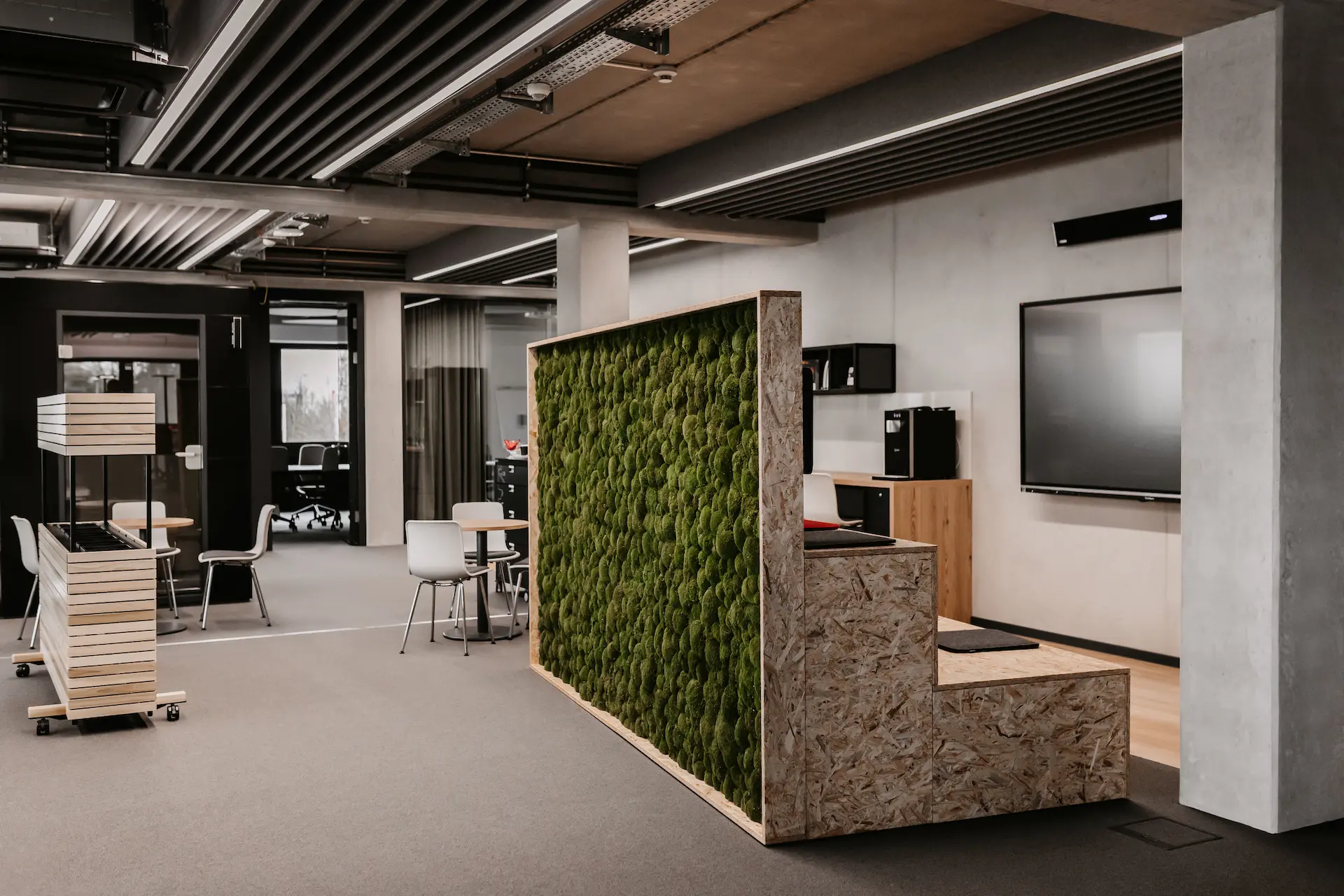 Bürokonzept mit individuell gefertigten Elementen