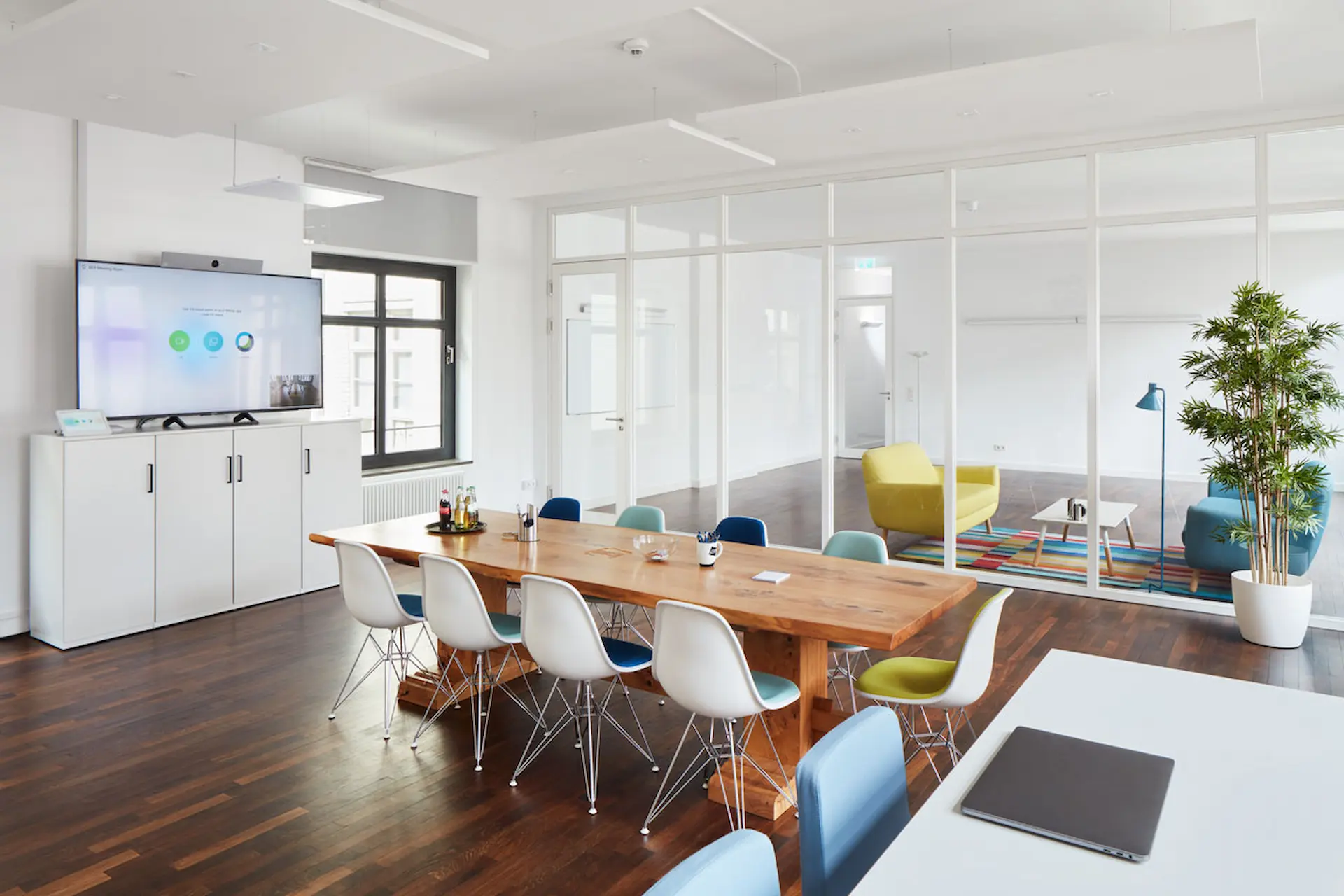 Meetingraum mit individuell gefertigten Elementen